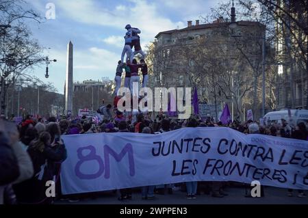 Barcelona, Spanien. März 2024. Traditionelle katalanische Casteller treten während der Vorführung auf. Mehr als 40,000 Menschen marschierten in der zentralen Passeig de Gracia Avenue anlässlich der sogenannten 8M, um Frauen zu feiern und mehr Gleichstellung der Geschlechter zu fordern. (Foto: Davide Bonaldo/SIPA USA) Credit: SIPA USA/Alamy Live News Stockfoto