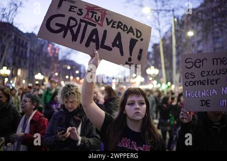 Barcelona, Spanien. März 2024. Eine Frau, die ein Plakat mit der Aufschrift "Schrei" hielt, das ich während der Demonstration gesehen habe. Mehr als 40,000 Menschen marschierten in der zentralen Passeig de Gracia Avenue anlässlich der sogenannten 8M, um Frauen zu feiern und mehr Gleichstellung der Geschlechter zu fordern. (Foto: Davide Bonaldo/SIPA USA) Credit: SIPA USA/Alamy Live News Stockfoto