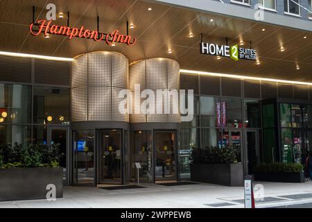 Das Hampton Inn and Home 2 Suites by Hilton bietet Unterkünfte am Times Square, New York City, 2024, USA Stockfoto