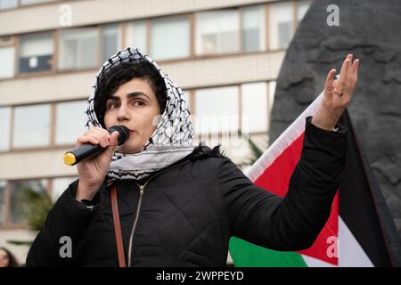 London, Großbritannien. 8. März 2024. Eine Rednerin von Eltern für Palästina spricht über eine Koalition von Frauengruppen, die sich im St. Thomas' Hospital zum Internationalen Frauentag versammeln, indem sie einen Standpunkt zur Frauenkundgebung halten. Quelle: Ron Fassbender/Alamy Live News Stockfoto