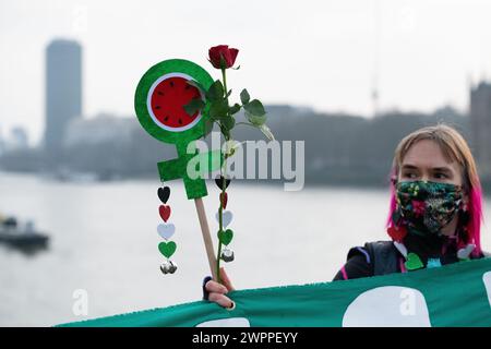 London, Großbritannien. 8. März 2024. Eine Koalition von Frauengruppen feiert den Internationalen Frauentag, indem sie eine Position bei der Frauenkundgebung in Westminster abhält. Quelle: Ron Fassbender/Alamy Live News Stockfoto