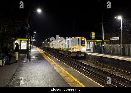 Merseyrail Electrics Class 507 Third Rail Electric Train 507007 am Bahnhof Blundellsands & Crosby, Liverpool, UK bei Nacht Stockfoto