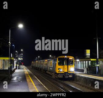 Merseyrail Electrics Retro-blau und grau lackiert Klasse 507 3. Zug 507001 am Bahnhof Blundellsands & Crosby bei Nacht Stockfoto