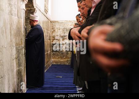 Die Muslime beten in der AlMasfiMoschee in der Altstadt von Mossul