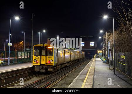 Merseyrail Electrics Class 507 Third Rail Electric Train 507017 am Bahnhof Formby, Liverpool, UK bei Nacht Stockfoto