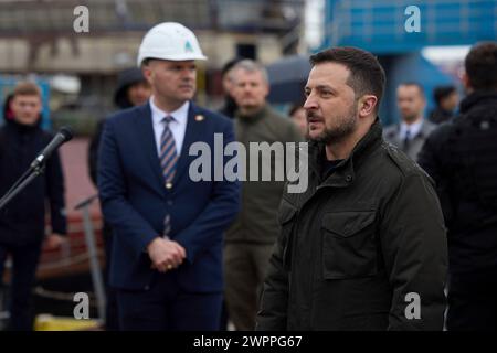 Istanbul, Türkei. März 2024. Der ukrainische Präsident Wolodymyr Zelenskyj inspiziert eine Anti-U-Boot-Korvette der Ada-Klasse, die für die ukrainische Marine in der türkischen STM-Werft am 8. März 2024 in Istanbul gebaut wird. Kredit: Ukrainischer Ratsvorsitz/Pressestelle Des Ukrainischen Präsidenten/Alamy Live News Stockfoto