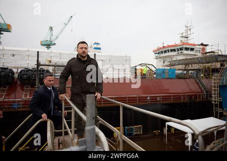 Istanbul, Türkei. März 2024. Der ukrainische Präsident Wolodymyr Zelenskyj inspiziert den Fortschritt einer Anti-U-Boot-Korvette der Ada-Klasse, die für die ukrainische Marine in der türkischen STM-Werft gebaut wird, am 8. März 2024 in Istanbul, Türkei. Kredit: Ukrainischer Ratsvorsitz/Pressestelle Des Ukrainischen Präsidenten/Alamy Live News Stockfoto