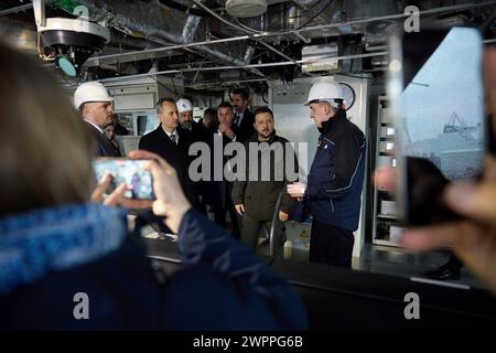 Istanbul, Türkei. März 2024. Der ukrainische Präsident Wolodymyr Zelenskyj besichtigt eine Anti-U-Boot-Korvette der Ada-Klasse, die für die ukrainische Marine in der türkischen STM-Werft gebaut wird, am 8. März 2024 in Istanbul, Türkei. Kredit: Ukrainischer Ratsvorsitz/Pressestelle Des Ukrainischen Präsidenten/Alamy Live News Stockfoto