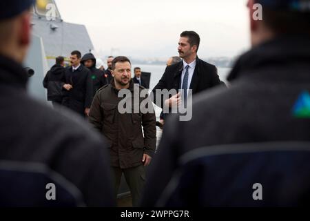 Istanbul, Türkei. März 2024. Der ukrainische Präsident Wolodymyr Zelenskyj, Zentrum, inspiziert eine Anti-U-Boot-Korvette der Ada-Klasse, die für die ukrainische Marine in der türkischen STM-Werft gebaut wird, am 8. März 2024 in Istanbul, Türkei. Kredit: Ukrainischer Ratsvorsitz/Pressestelle Des Ukrainischen Präsidenten/Alamy Live News Stockfoto