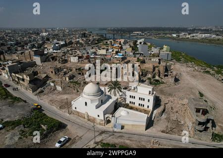 7. März 2024, Mossul, Ninive, Irak: (ANMERKUNG DER REDAKTION: Bild mit Drohne aufgenommen). Eine Luftaufnahme zeigt die Al-Masfi (Umayaden) Moschee in der Altstadt von Mossul nach ihrer Wiedereröffnung und Fertigstellung ihrer Restaurierung. Die Umayaden-Moschee, auch bekannt als Al-Masfi-Moschee, gilt als die älteste Moschee in Mossul, die zweitälteste Moschee im Irak und die fünftälteste Moschee im Islam. Sie geht auf das Jahr 16 AH (637 n. Chr.) zurück. Die Moschee wurde während der Operationen zur Befreiung der Stadt Mossul vom IS beschädigt und von der ALIPH-Organisation in Zusammenarbeit mit der LA GUILDE Association und Al-Tameer Inter rekonstruiert Stockfoto