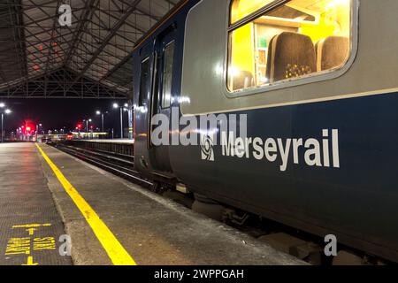 Merseyrail Electrics Retro blau und grau lackiert Klasse 507 3. Bahn-Elektrozug 507001 am Bahnhof Southport. Stockfoto