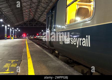 Merseyrail Electrics Retro blau und grau lackiert Klasse 507 3. Bahn-Elektrozug 507001 am Bahnhof Southport. Stockfoto