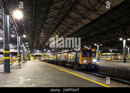 Merseyrail Electrics Retro blau und grau lackiert Klasse 507 3. Bahn-Elektrozug 507001 am Bahnhof Southport Stockfoto