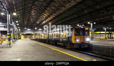 Merseyrail Electrics Retro blau und grau lackiert Klasse 507 3. Bahn-Elektrozug 507001 am Bahnhof Southport Stockfoto