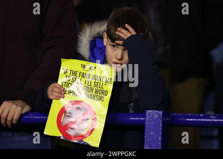 Ein junger Fan hält ein Anti-Dejan-Chansiri-Plakat vor dem Sky Bet Championship-Spiel zwischen Sheffield Wednesday und Leeds United am Freitag, den 8. März 2024 in Hillsborough, Sheffield. (Foto: Pat Scaasi | MI News) Credit: MI News & Sport /Alamy Live News Stockfoto