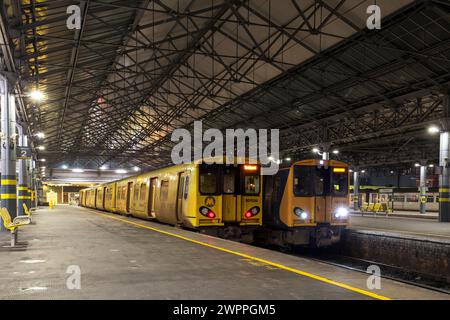 Merseyrail Electrics Class 507 dritte elektrische Züge 507017 (links) und 507001 (rechts) am Bahnhof Southport, Southport, UK bei Nacht Stockfoto