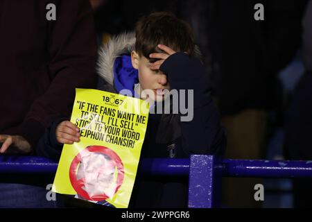 Ein junger Fan hält ein Anti-Dejan-Chansiri-Plakat vor dem Sky Bet Championship-Spiel zwischen Sheffield Wednesday und Leeds United am Freitag, den 8. März 2024 in Hillsborough, Sheffield. (Foto: Pat Scaasi | MI News) Credit: MI News & Sport /Alamy Live News Stockfoto