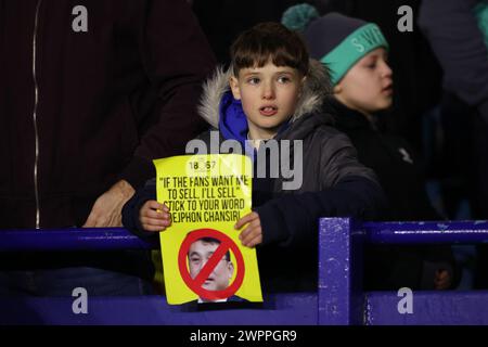 Ein junger Fan hält ein Anti-Dejan-Chansiri-Plakat vor dem Sky Bet Championship-Spiel zwischen Sheffield Wednesday und Leeds United am Freitag, den 8. März 2024 in Hillsborough, Sheffield. (Foto: Pat Scaasi | MI News) Credit: MI News & Sport /Alamy Live News Stockfoto