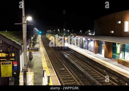 Merseyrail Electrics Class 507 Third Rail Electric Train 507017 am Bahnhof Ainsdale, Southport, UK bei Nacht Stockfoto