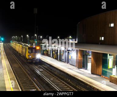 Merseyrail Electrics Class 507 Third Rail Electric Train 507017 am Bahnhof Ainsdale, Southport, UK bei Nacht Stockfoto