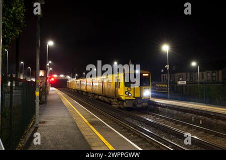 Merseyrail Electrics Class 507 Third Rail Electric Train 507014 am Bahnhof Ainsdale, Southport, UK bei Nacht Stockfoto