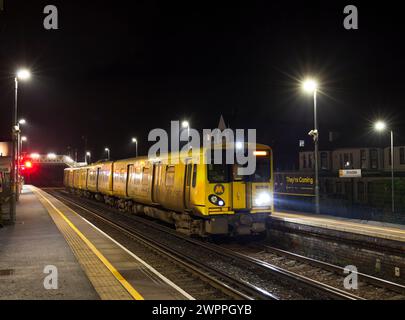 Merseyrail Electrics Class 507 Third Rail Electric Train 507014 am Bahnhof Ainsdale, Southport, UK bei Nacht Stockfoto