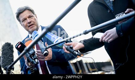 New York, USA. März 2024. Robert Habeck (Allianz 90/die Grünen), Vizekanzler und Bundesminister für Wirtschaft und Klimaschutz, steht vor dem Gebäude der Vereinten Nationen. Neben der Koordinierung der Bemühungen zur Überwindung der gegenwärtigen geopolitischen Krisen geht es bei der Reise auch um die Stärkung der bilateralen Handels- und Investitionsbeziehungen und die Förderung der transatlantischen Zusammenarbeit in technologischen Fragen der Zukunft. Quelle: Britta Pedersen/dpa/Alamy Live News Stockfoto