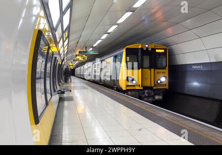 Merseyrail Electrics Retro Blue and Grey Lackierung Klasse 507 Third Rail Electric Train 507001 an der Liverpool Moorfields U-Bahn Station Liverpool, UK Stockfoto