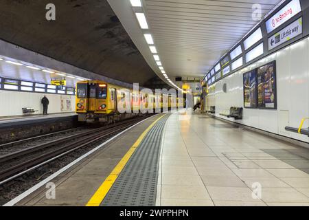 Merseyrail Electrics Class 507 Third Rail Electric Train 507023 am Hamilton Square U-Bahnhof Birkenhead, Großbritannien Stockfoto