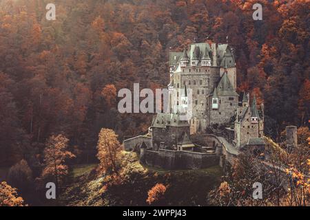 Schloss Eltz auf einem Hügel, umgeben von Bäumen und heller Sonne Stockfoto