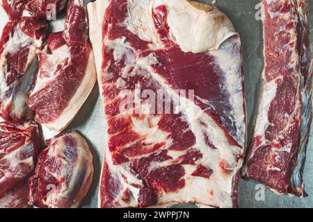 Schweinefleisch große Scheiben auf dem Tisch, Schweinefleisch im Schlachthof zerlegen und verarbeiten. Hochwertige Fotos Stockfoto