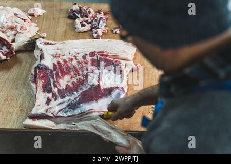 Arbeiter in der Rohfleischindustrie, Rückansicht, Schlachthof, Schweinefleisch oncept. Hochwertige Fotos Stockfoto