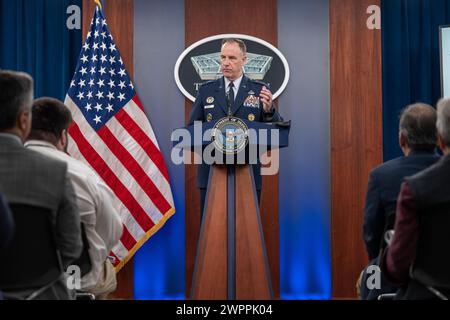 Arlington, Vereinigte Staaten Von Amerika. März 2024. Arlington, Vereinigte Staaten von Amerika. März 2024. Pentagon Press Secretary Air Force Brig. General Pat Ryder antwortet auf eine Frage eines Reporters während eines Pressebriefings im Pentagon am 8. März 2024 in Arlington, Virginia. Ryder sagte, es werde bis zu zwei Monate dauern, bis der Pier gebaut wird, um Gaza mit humanitärer Hilfe zu versorgen. Quelle: Joseph Clark/Department of Defense/Alamy Live News Stockfoto