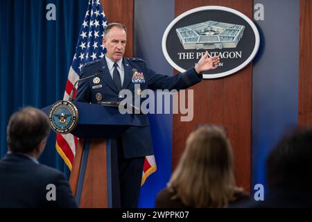 Arlington, Vereinigte Staaten Von Amerika. März 2024. Arlington, Vereinigte Staaten von Amerika. März 2024. Pentagon Press Secretary Air Force Brig. General Pat Ryder antwortet auf eine Frage eines Reporters während eines Pressebriefings im Pentagon am 8. März 2024 in Arlington, Virginia. Ryder sagte, es werde bis zu zwei Monate dauern, bis der Pier gebaut wird, um Gaza mit humanitärer Hilfe zu versorgen. Quelle: Joseph Clark/Department of Defense/Alamy Live News Stockfoto