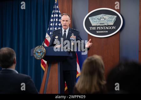 Arlington, Vereinigte Staaten Von Amerika. März 2024. Arlington, Vereinigte Staaten von Amerika. März 2024. Pentagon Press Secretary Air Force Brig. General Pat Ryder antwortet auf eine Frage eines Reporters während eines Pressebriefings im Pentagon am 8. März 2024 in Arlington, Virginia. Ryder sagte, es werde bis zu zwei Monate dauern, bis der Pier gebaut wird, um Gaza mit humanitärer Hilfe zu versorgen. Quelle: Joseph Clark/Department of Defense/Alamy Live News Stockfoto