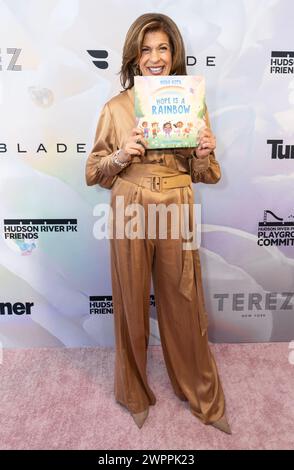 New York, USA. März 2024. Hoda Kotb, die ihr neues Kinderbuch hält, nimmt am 8. Jährlichen Spielplatz-Komitee-Mittagessen des Hudson River Park Friends am 8. März 2024 in New York Teil. (Foto: Lev Radin/SIPA USA) Credit: SIPA USA/Alamy Live News Stockfoto