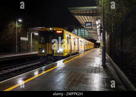 Merseyrail Electrics Class 507 Dritter elektrischer Zug 507013 am Bahnhof St. Michaels, Liverpool, UK bei Nacht Stockfoto