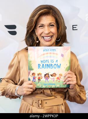 New York, USA. März 2024. Hoda Kotb, die ihr neues Kinderbuch hält, nimmt am 8. Jährlichen Spielplatz-Komitee-Mittagessen des Hudson River Park Friends am 8. März 2024 in New York Teil. (Foto: Lev Radin/SIPA USA) Credit: SIPA USA/Alamy Live News Stockfoto