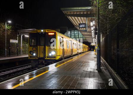 Merseyrail Electrics Class 507 Dritter elektrischer Zug 507013 am Bahnhof St. Michaels, Liverpool, UK bei Nacht Stockfoto