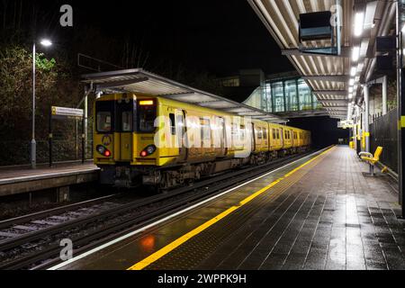 Merseyrail Electrics Class 507 Dritter elektrischer Zug 507015 am Bahnhof St. Michaels, Liverpool, UK bei Nacht Stockfoto