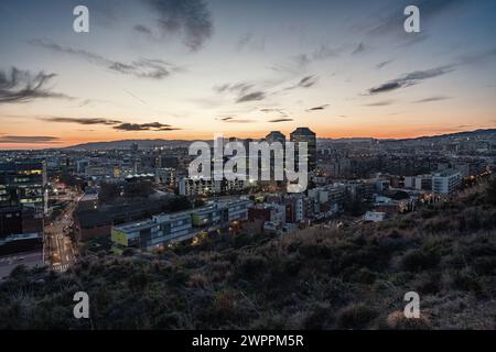 Panoramablick in der Abenddämmerung auf La Marina de Port, ein Viertel des Stadtteils Sants-Montjuic, im Südwesten von Barcelona, Spanien. Stockfoto