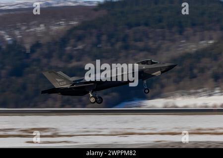 Evenes, Norwegen. März 2024. Ein Royal Norwegian Air Force F-35A Lightning II Stealth Kampfflugzeug mit 332 Squadron, 132 Air Wing, startete während der Übung Nordic Response 24 am 7. März 2024 in Evenes, Norwegen. Anz.: LCpl. Orlanys Diaz Figueroa/USA Marines/Alamy Live News Stockfoto