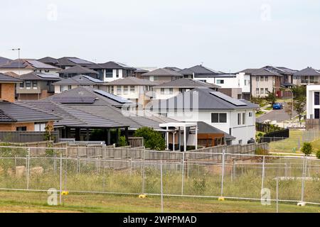 Caddens, neuer Vorort im Westen von Sydney mit neuen Häusern, die gebaut wurden, um den Wohnungsmangel in Sydney zu beheben, NSW, Australien Stockfoto