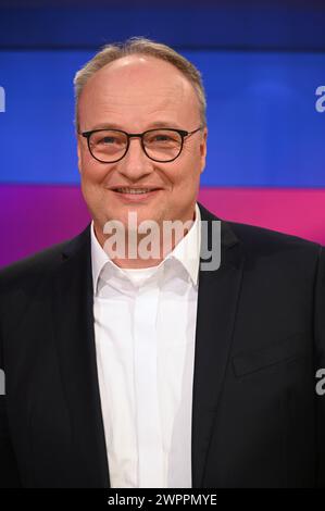 Moderator Oliver Welke zu Gast in der ARD Talkshow Maischberger *** Moderator Oliver Welke als Gast in der ARD Talkshow Maischberger Stockfoto