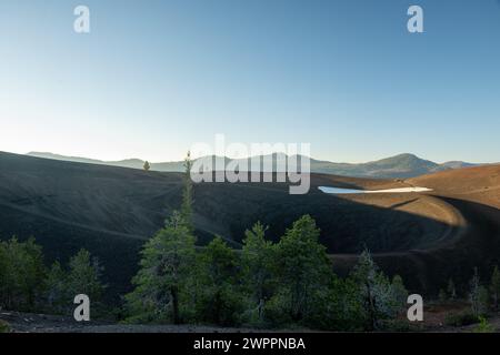 Die Morgensonne beginnt, den Rand des Cinder Cone im Lassen Volcanic National Park zu beleuchten Stockfoto