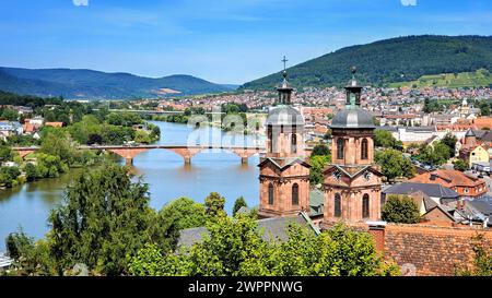 Blick auf die schöne Stadt Miltenberg, Bayern, Deutschland mit alter Brücke und Kirchtürmen Stockfoto