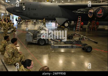 Die Barksdale Airmen beginnen am 8. März 2024 an einem Lastenwettbewerb auf der Barksdale Air Force Base, La, teilzunehmen. Ladungsmannschaften konkurrieren, indem sie Munition auf ihre jeweiligen Flugzeuge laden, während sie auf Geschwindigkeit, Sicherheit und Genauigkeit beurteilt werden. (Foto der U.S. Air Force von Staff Sgt. Christopher Tam) Stockfoto