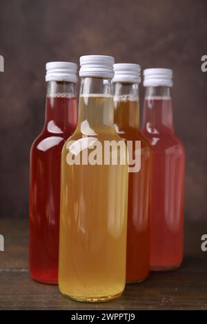 Köstliche Kombucha in Glasflaschen auf Holztisch Stockfoto