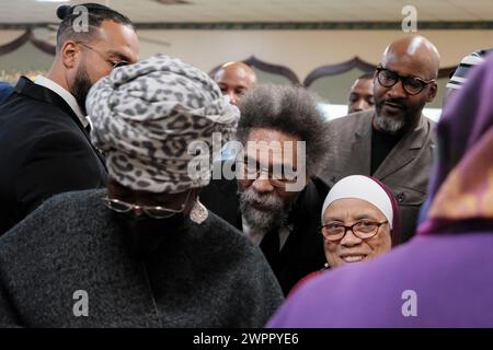 Atlanta, Georgia, USA. März 2024. Dr. Cornel West bereitet sich auf ein Foto im Atlanta Masjid von Al-Islam vor. Dr. West, Aktivist, Philosoph, ehemaliger Professor an der Harvard University, emeritierter Professor an der Princeton University, derzeitiger Dietrich Bonhoeffer Professor am Union Theological Seminary und Kandidat des US-Präsidentschaftskandidaten, besuchte die Atlanta Masjid of Al-Islam, um über seine Kandidatur für die US-Präsidentschaft 2024 zu sprechen. (Kreditbild: © John Arthur Brown/ZUMA Press Wire) NUR REDAKTIONELLE VERWENDUNG! Nicht für kommerzielle ZWECKE! Stockfoto