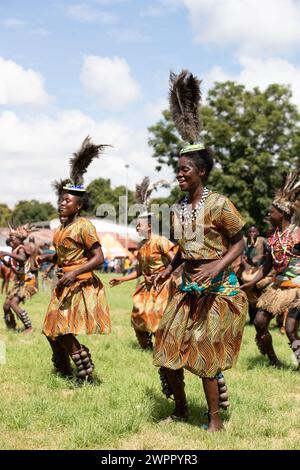 Lusaka, Sambia. März 2024. Sambische Frauen tanzen während des Internationalen Frauentags in Lusaka, Sambia, am 8. März 2024. Sambia hat am Freitag gemeinsam mit dem Rest der Welt den Internationalen Frauentag begangen, wobei Präsident Hakainde Hichilema sagte, dass Investitionen in Frauen eine moralische Verpflichtung sowie eine Menschenrechtsfrage seien. Quelle: Peng Lijun/Xinhua/Alamy Live News Stockfoto